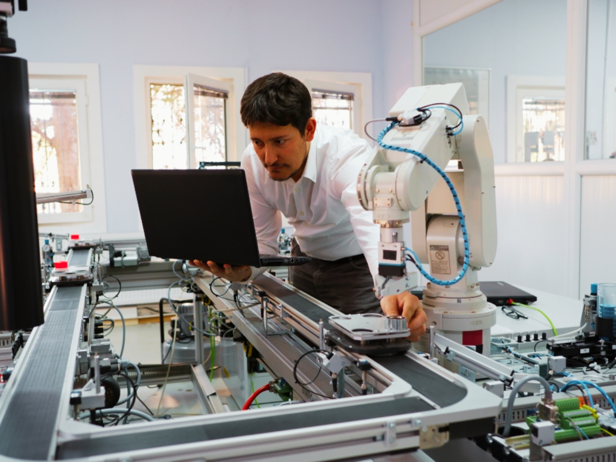 Why UK Manufacturers Are Outsourcing PLC Work